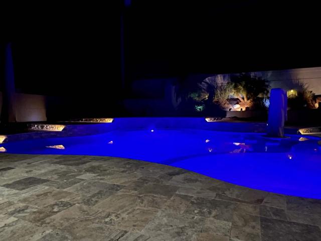 Backyard: Quiet and private relaxation.