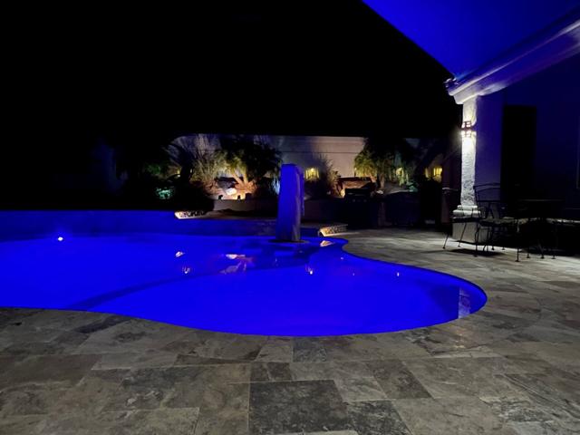 Backyard: Enjoy the patio and pool in the evening. Soft lighting and cozy. Very romantic!